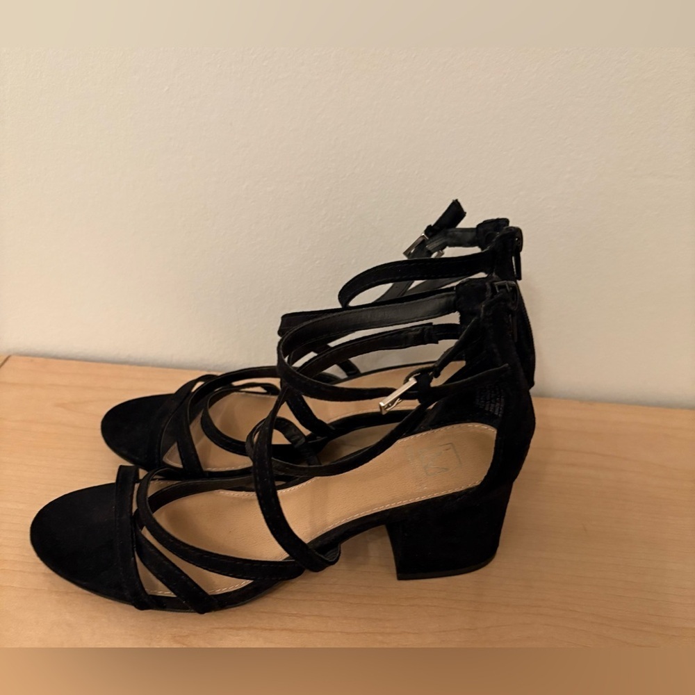 NEW MATERIAL GIRL Women's Black Strappy Sandals Back Zip Size 7.5 - Picture 2 of 5
